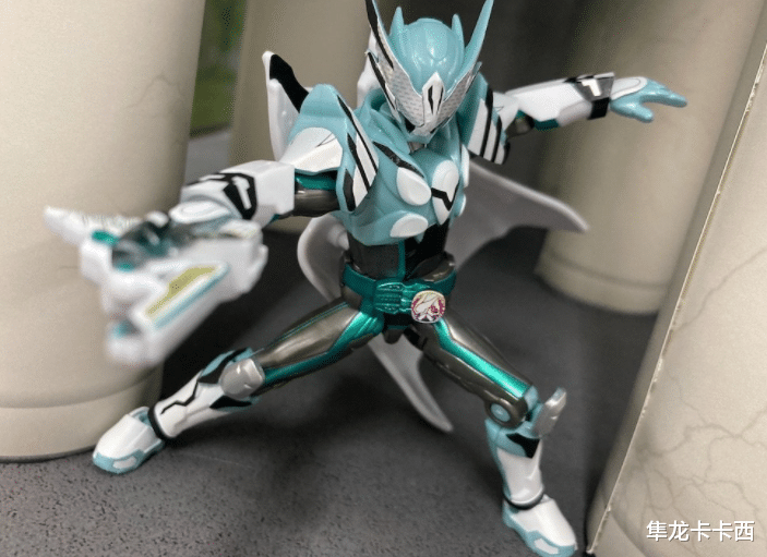 荒野行动|假面骑士EvilytyLive食玩装动周边 染上蜃楼师傅颜色的黑白天鹅