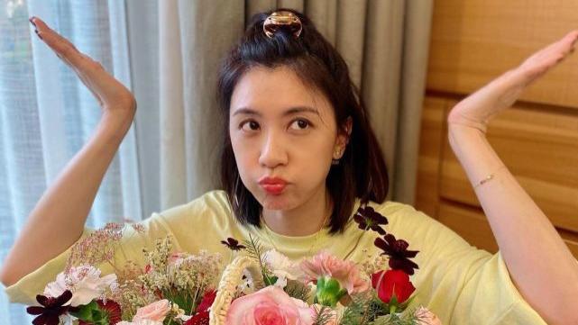 贾静雯|贾静雯分享母亲节礼物：女儿们的礼物使其感动，“嫌弃”老公送的