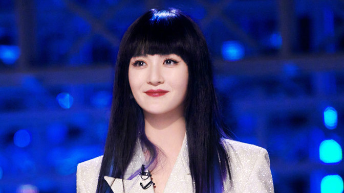 减脂 谢娜主持浪姐首公赚大了！穿西装跳女团舞抢戏，梳齐刘海形象大变