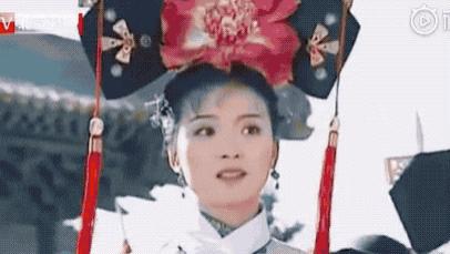 土豆丝 45岁王艳一身白绒大衣游故宫，肌肤白皙细腻，难怪复出后人气依旧