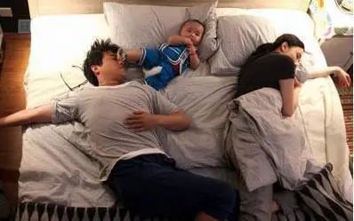 |网友用漫画呈现“婚后七年”,从第一年到第七年,睡姿太真实!