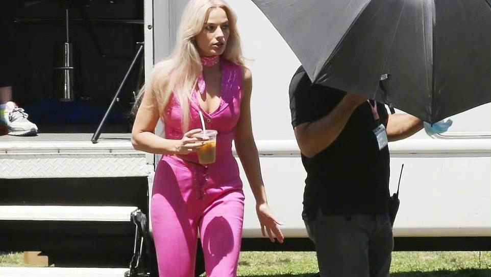 粉色|小丑女新片演芭比娃娃，亮粉色喇叭裤身材火辣，网友：丰腴版芭比