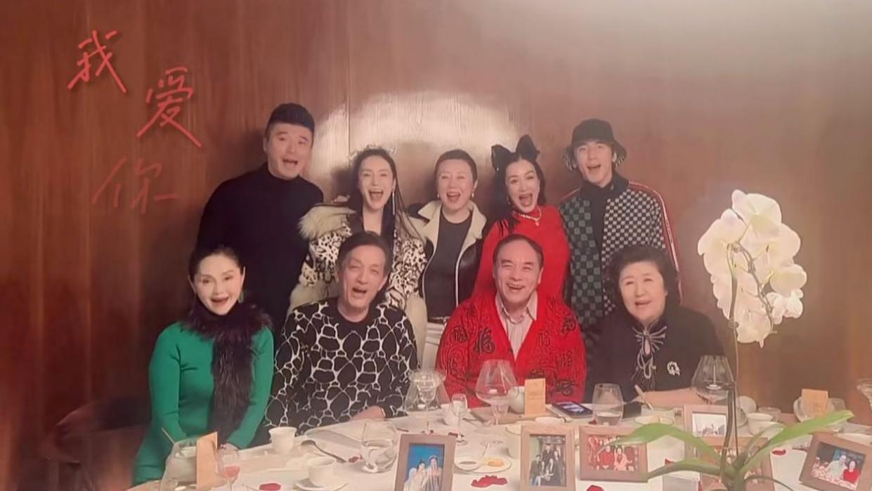 钟丽缇|钟丽缇一家过节，她穿红色戴猫耳朵打扮隆重，警察公公严肃像一家之主