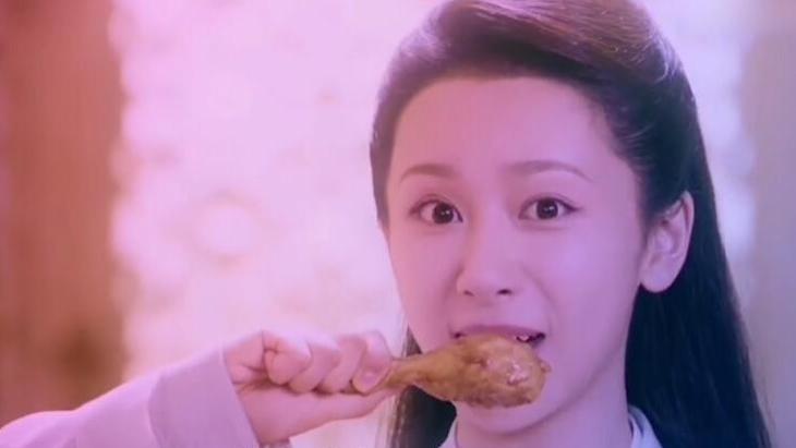 关晓彤|女星假吃有多假？杨紫借位咬空气，关晓彤只咬不吞，欧阳娜娜离谱