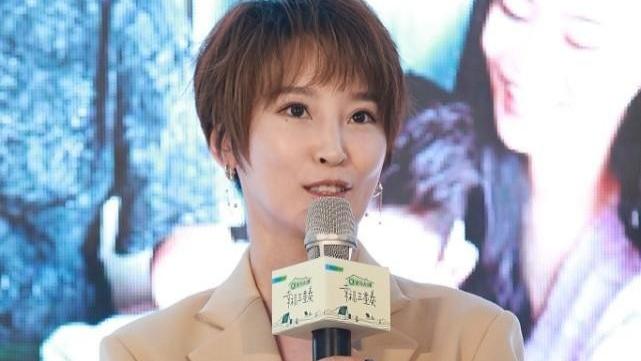 西装 吴京的老婆越看越好看，有满满的温柔感，短发西服也不显老