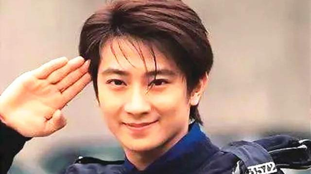 孙耀威|49岁孙耀威近况，满头白发却难掩帅气，与妻子结婚5年仍没生娃