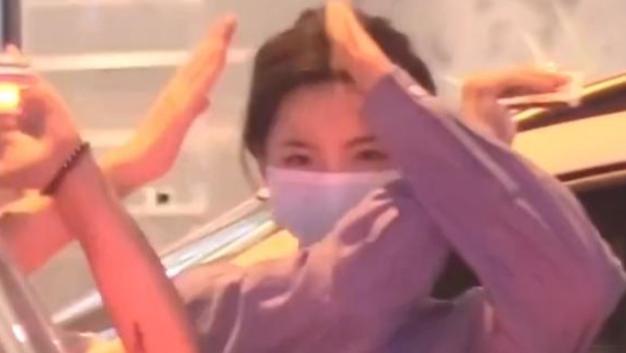 杨超越|刘宇宁杨超越聚餐被拍，狗仔被调侃摆烂，超越：来接我下班？