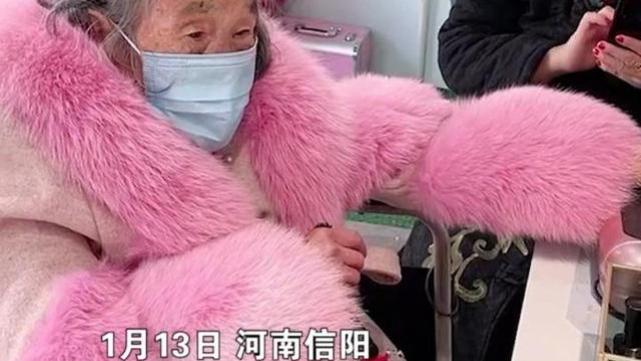 美甲 90岁老人穿着粉色皮草衣服，坐着轮椅去做美甲：活得还不如老太太