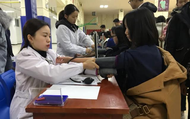 考试通过后，体检开始之前，一定要注意自己的个人情绪。不要因为开心就