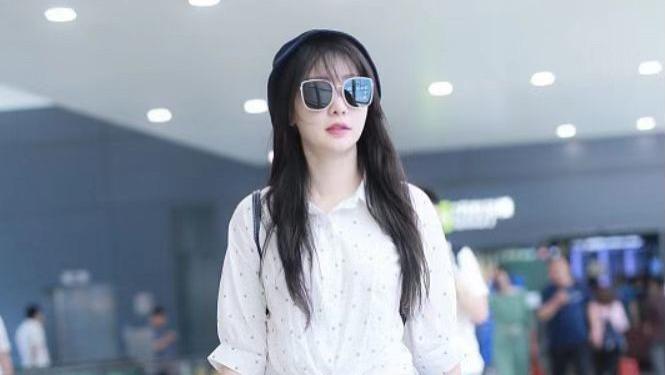 柳岩|柳岩造型翻车？学别人衬衫打结反而显腰粗，穿出上宽下宽的既视感