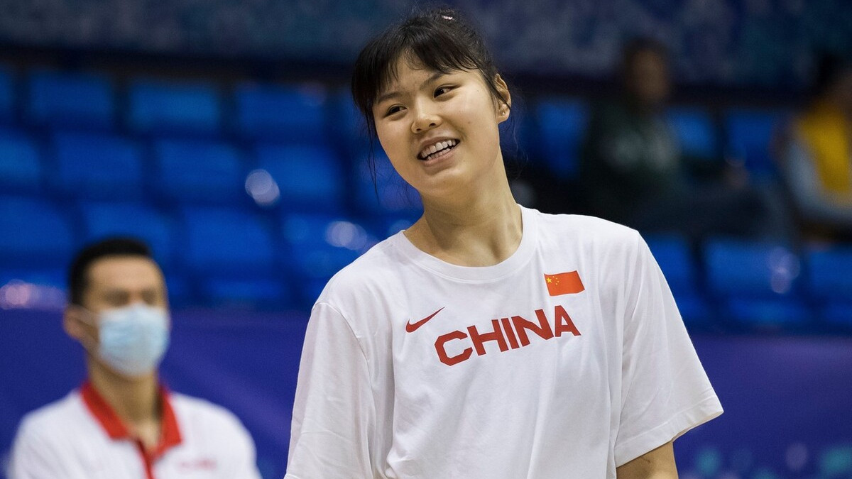中国篮协|下一个王治郅？曝中国篮协出手介入，李月汝赴美破灭，球迷怒了