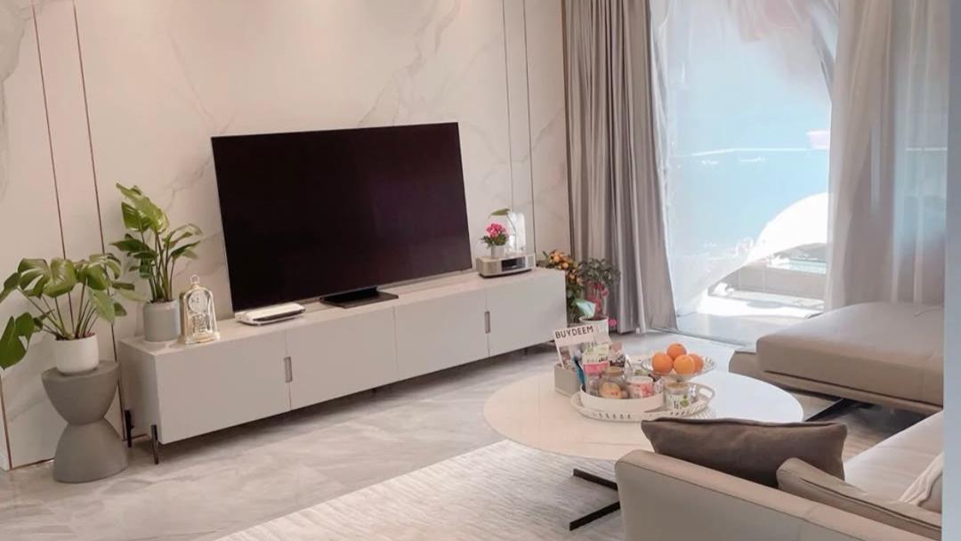 电视挂墙上还是放电视柜上好？区别真的很大，别搞错了！