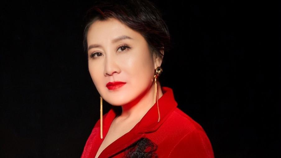 张凯丽|59岁张凯丽罕见穿短裙！一双长腿不输杨幂，穿黄色雨衣碾压赵今麦