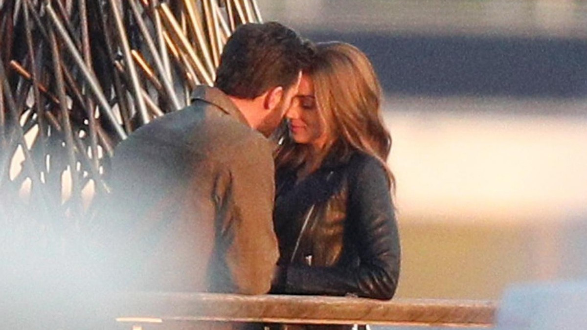 |利刃出鞘后再合作！美队安娜黄昏中浪漫一吻，网友：同意这场婚事