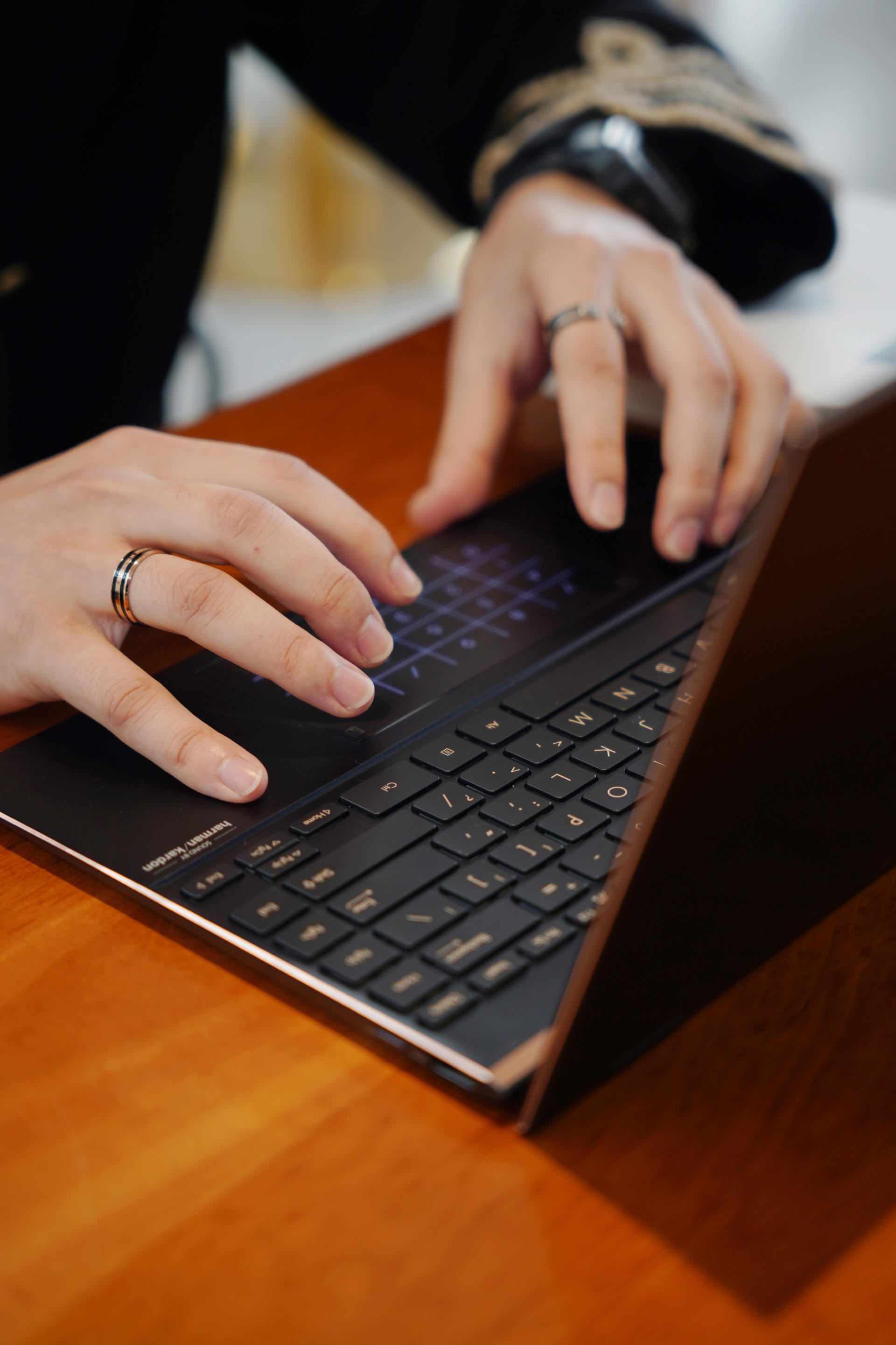 华硕灵耀|华硕灵耀X逍遥360°翻转本体验:高效便携的商务首选