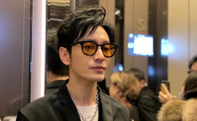 黄晓明|黄晓明新欢曝光，恋爱足迹遍布各地？女方身份被扒是深大校花