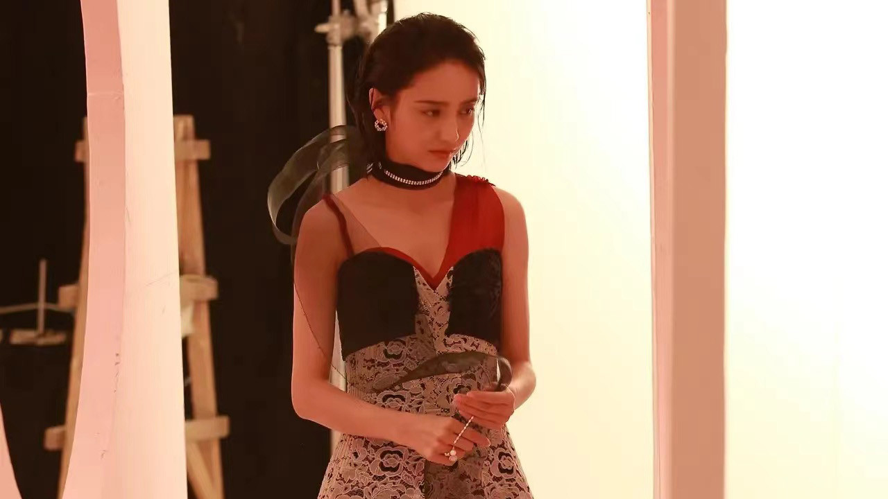 佟丽娅|佟丽娅穿低领长裙拍写真，在背上夹长尾夹惹争议，网友：太瘦了