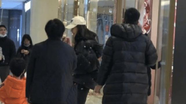 杨子姗|网友偶遇AngelaBaby带小海绵买衣服，感叹“Baby”太漂亮了！