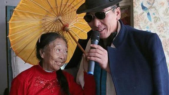 李玉成|露馅了？85岁马玉琴独自化妆梳洗，李玉成视而不见，只顾拆礼物