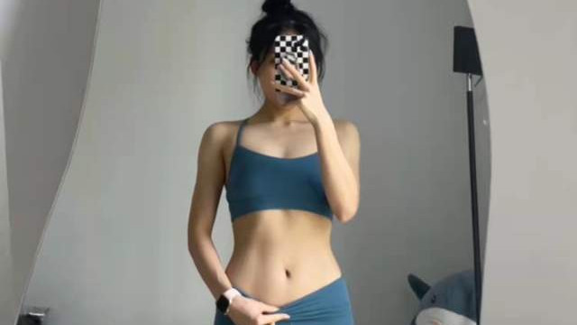 |韦世豪23岁未婚妻晒健身照！小腹平坦身材纤细，相恋8年订婚近3年