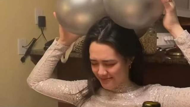 哈利·贝瑞|钟丽缇大女儿近照引争议，衣着不整与男友人躺浴缸，已两年未归家