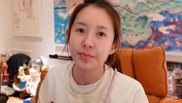 张子萱|张子萱和老公同框，陈赫在她旁边玩电脑，两个女儿穿公主裙好可爱