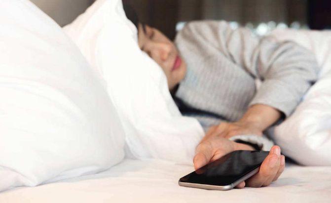 |同样是玩手机，为什么有的人越玩越有钱，有的人越玩越穷