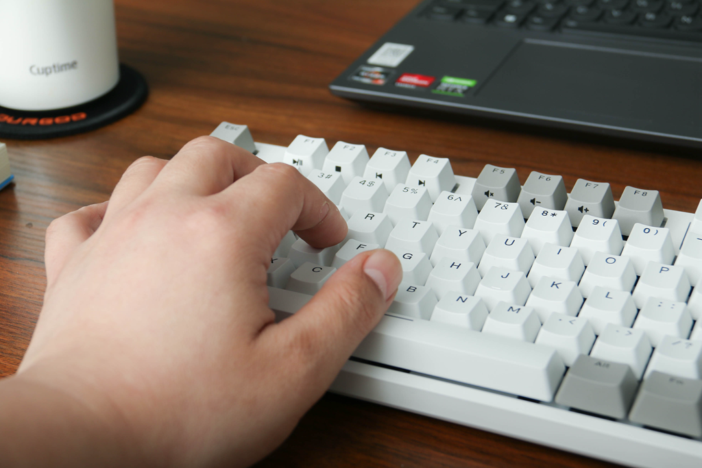 机械键盘|杜伽K320机械键盘：cherry红轴，OEM阶梯键帽，手感一绝