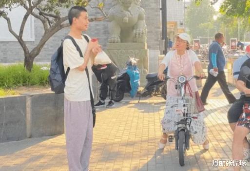 韦东奕|北大韦神解决太空难题后,想要查看自己的行程,买了一部智能手机