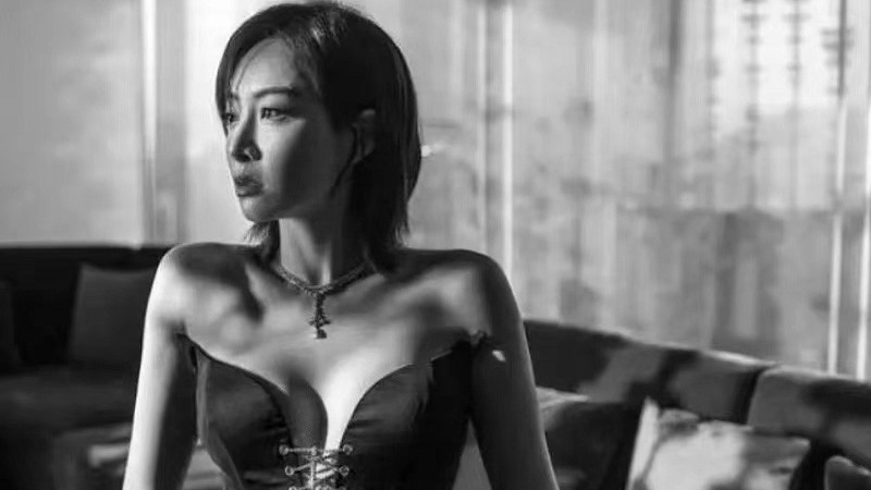 宋茜|宋茜的氛围感大片火了，穿低领长裙坐在茶几上摆拍，引发争议