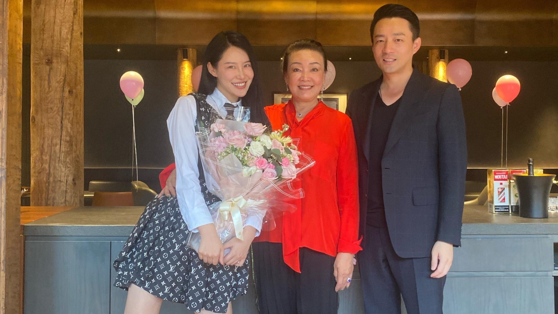 张兰|张兰母子现身女网红庆生派对，钟丽缇一家四口到齐，殷桃状态一般