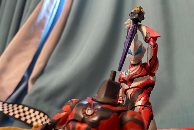 acgn漫评|奥特玩梗：这才是最正宗的脊髓剑孝子捷德：不许有人再利用我爹