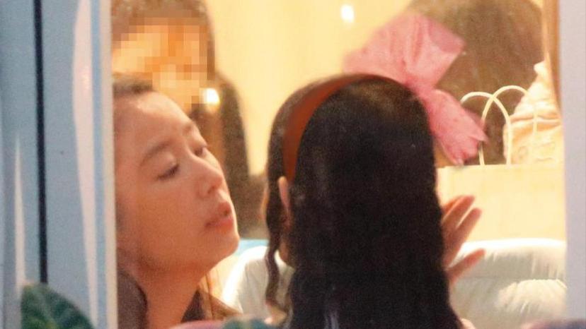 霍建华|偶遇霍建华夫妇带女儿逛街吃饭，网友曝二人恩爱：心如笑得像热恋