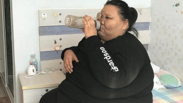 教会 400斤姑娘把床压塌，胖到只能睡地板，减肥1年后亲妈也差点认不出