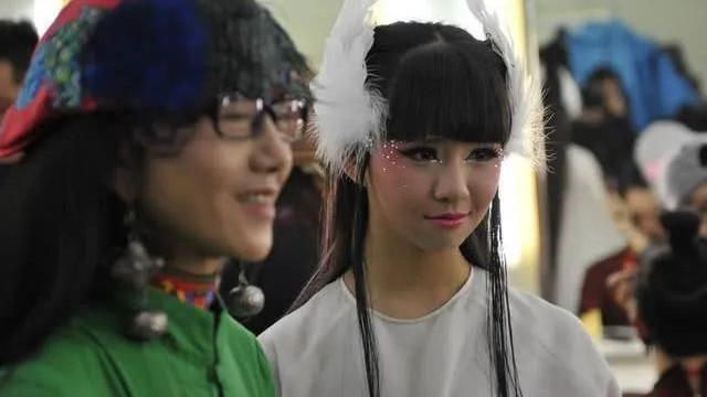 小彩旗|被姨妈杨丽萍放弃，与大叔绯闻不断又发福，小彩旗怎么活成这样了