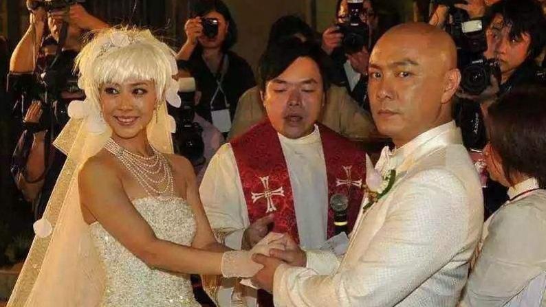 张卫健|33岁嫁给张卫健，打排卵针致又丑又胖，近照曝光，46岁却美成18岁