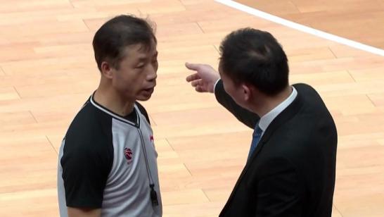 浙江男篮|姚明作何感想？浙江教练幽默讽刺黑哨杨宏峰，中国男篮撕下遮羞布