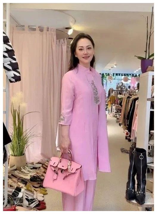 张学津|大宋佳：前夫比她大21岁，46岁生二胎，55岁再婚嫁比利时富商