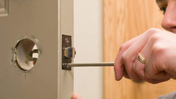 |朋友送了把指纹锁，厂家不包安装怎么办？