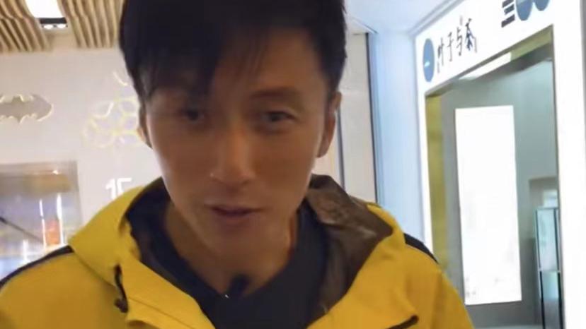 谢霆锋|谢霆锋在火锅店吃猪脑花，衣品一言难尽，网友：以为是外卖小哥