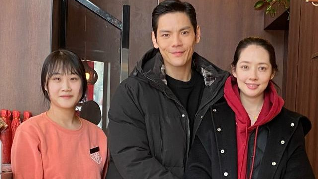 郭碧婷|郭碧婷怎么老成这样了！发际线后移胖的富态，向佐带娃弄满身油渍