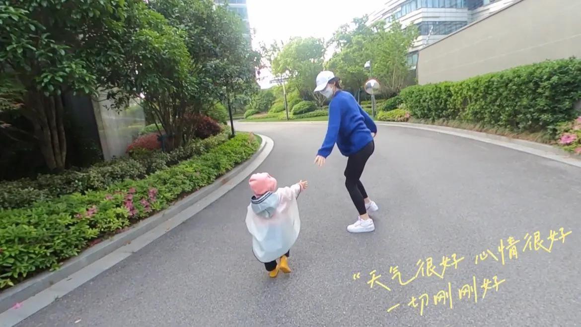 街拍|苗苗晒一家三口幸福日常，陪女儿玩耍超欢乐，挺孕肚小跑身轻如燕