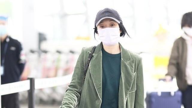 周迅|穿西装的周迅有中年气质了，配T恤阔腿裤率性大方，中性气息挺足