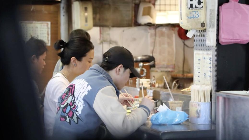 萧敬腾|萧敬腾带48岁女友经纪人吃路边摊，朴实低调接地气，保镖一路随行