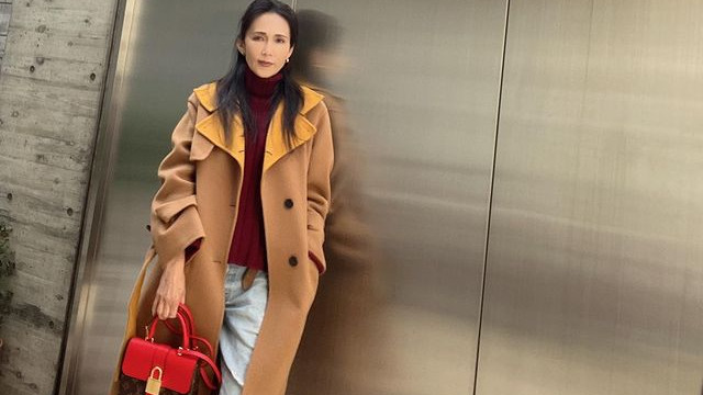 护肤品|51岁工藤静香终于换发型！掀起刘海大变样，穿驼色大衣背LV包富婆范儿