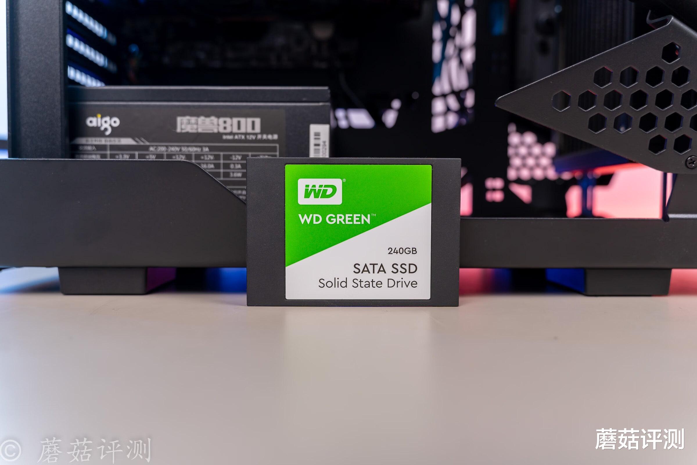 机箱|电脑主机也可以玩“姿态”？异型主机搭配三台显示器的“电竞房”搭建