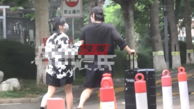 沈月|沈月挽《小美好》男星回家！三度被曝亲昵画面，1年前就传绯闻