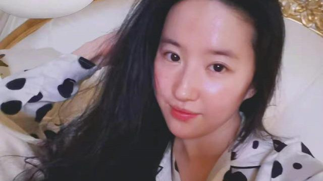 刘亦菲|刘亦菲忙里偷闲，素颜出街喝咖啡，被指他拍永远比自拍好看百倍