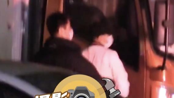 马伊琍|文章醉酒后在卡车旁如厕，由助理掩护，一年前就曾在车库里小便