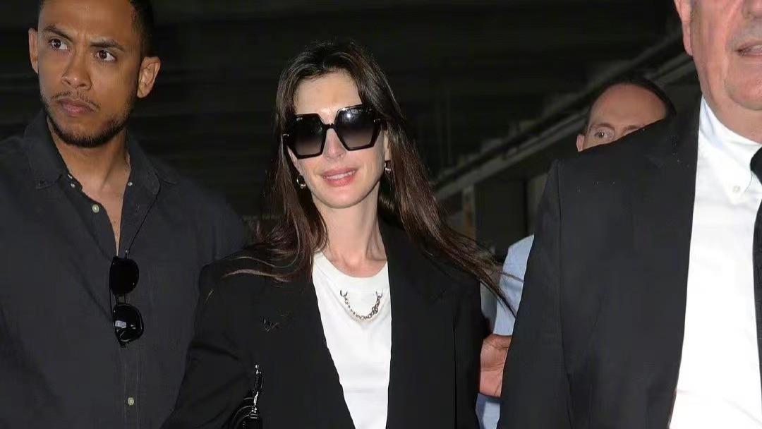 刘云天|戛纳大牌云集！40岁安妮海瑟薇西装亮相，59岁阿汤哥笑起来像成龙